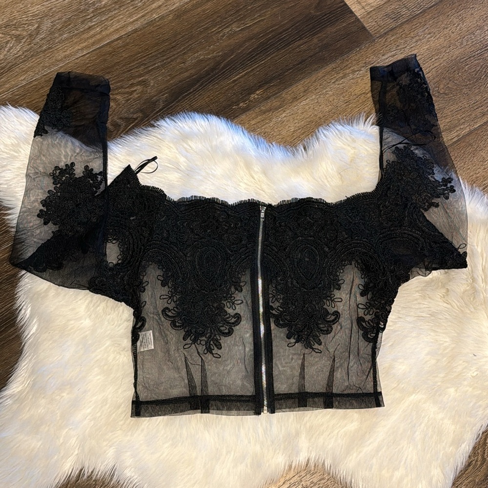 🌼🌼SELLING IN BUNDLE ONLY 🌼San Joy Lace Crop Top.